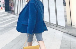 小姐姐匡威踩面包,演绎时尚与美味的完美碰撞