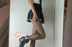 女生穿黑色袜子,揭秘女生穿搭中的神秘元素”