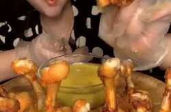 小姐姐吃炸鸡突然吐了,小姐姐突发状况引围观