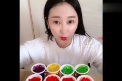 小姐姐吃过期软糖视频,后果令人堪忧