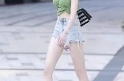 小姐姐走路原图素材图片,小姐姐优雅步伐下的青春风采
