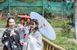 汉服小姐姐带小孩图片,传统服饰下的温馨时光