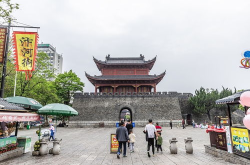 岳阳旅游景点,江南三大名楼之首，洞庭湖畔的历史画卷